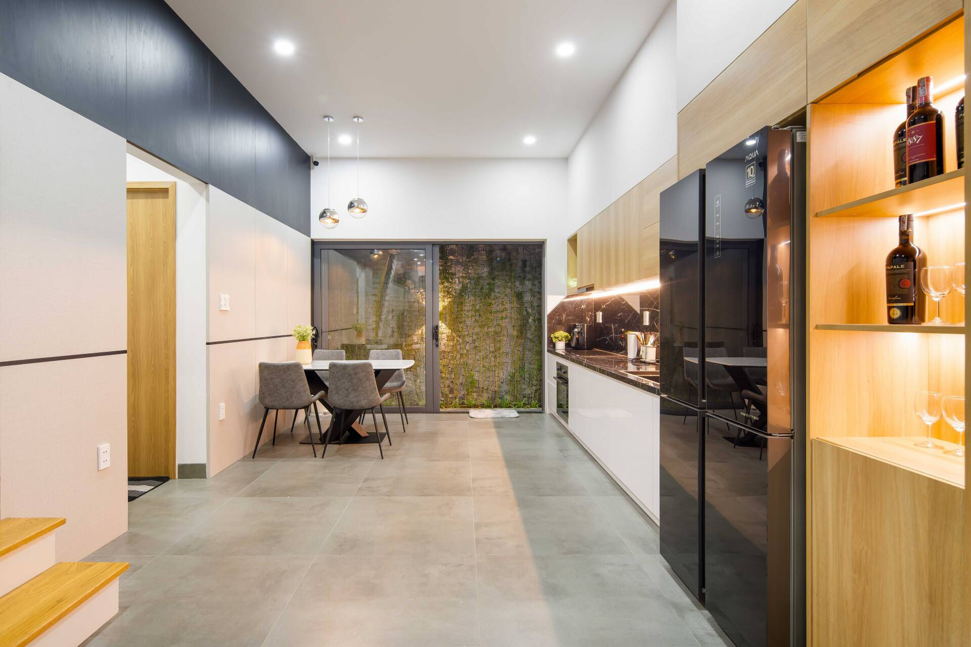 phòng bếp rộng rãi trong ngôi nhà 5x20m hiện đại