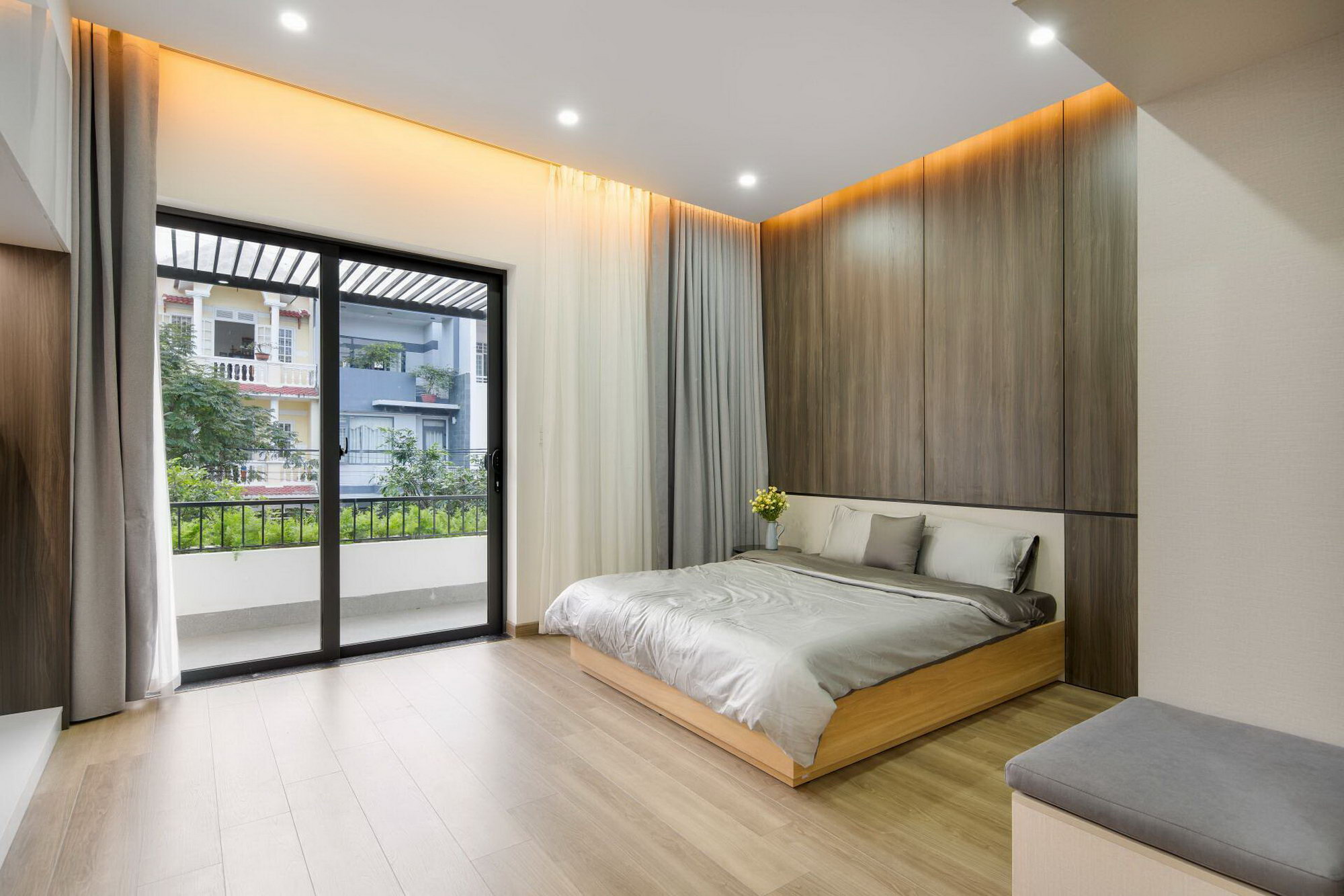 thiết kế phòng ngủ nhà phố 5x20m tối giản với gam màu nâu mang cảm giác ấm cúng